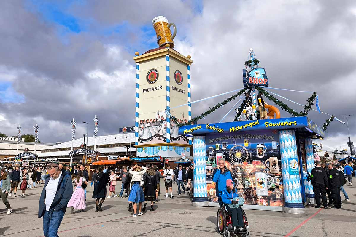 Spieler der Ibbenbürener Kickers und TSV 1860 München auf dem Oktoberfest in München.