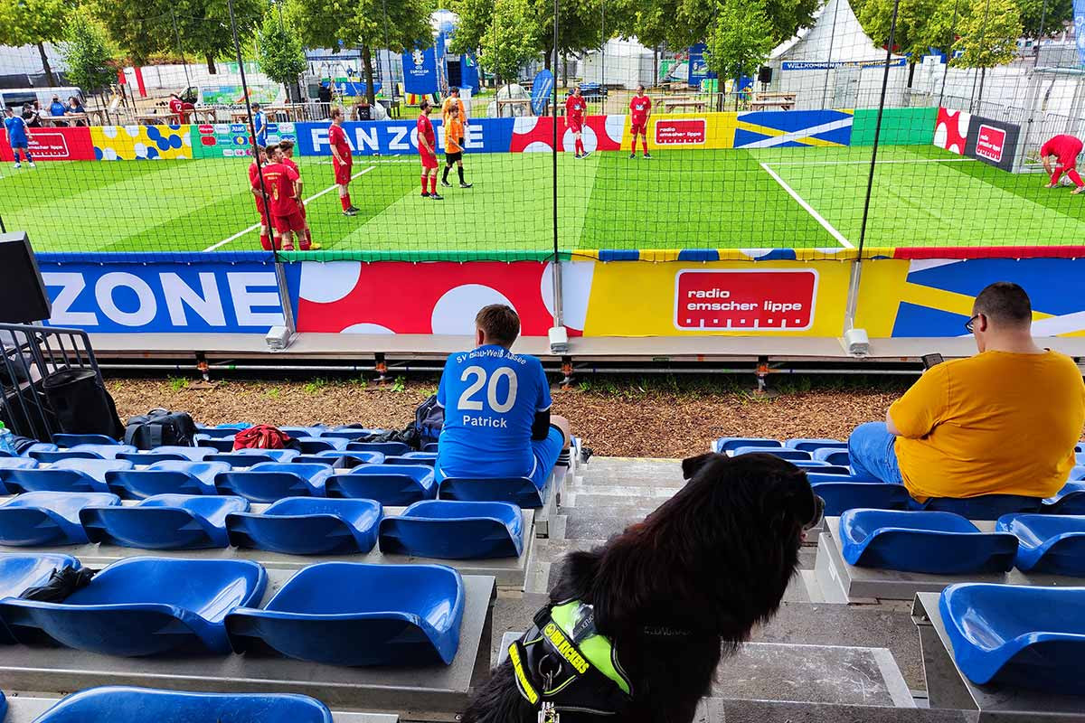 BEste Aussicht von den aufgebauten Tribünen auf das Spielfeld