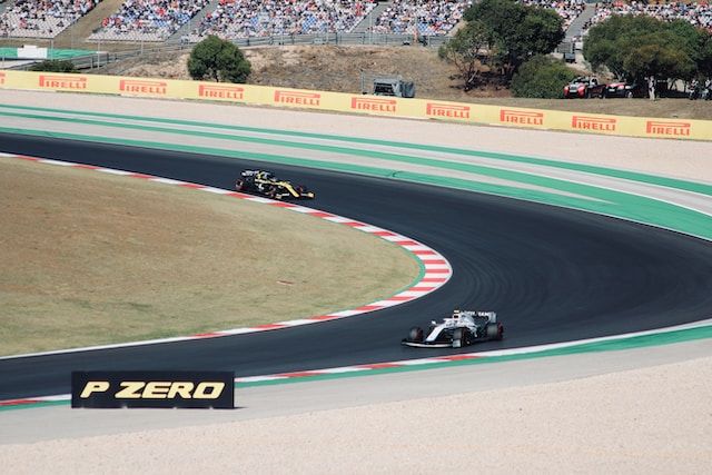 Фотография автомобиля на гоночной трассе F1